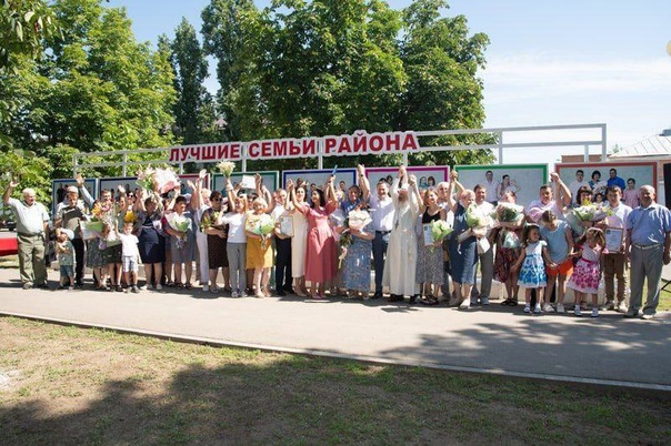 В День семьи, любви и верности в городе Марксе в торжественной обстановке чествовали наших земляков, ставших номинантами обновлённой экспозиции Доски почёта «Лучшие семьи района»..