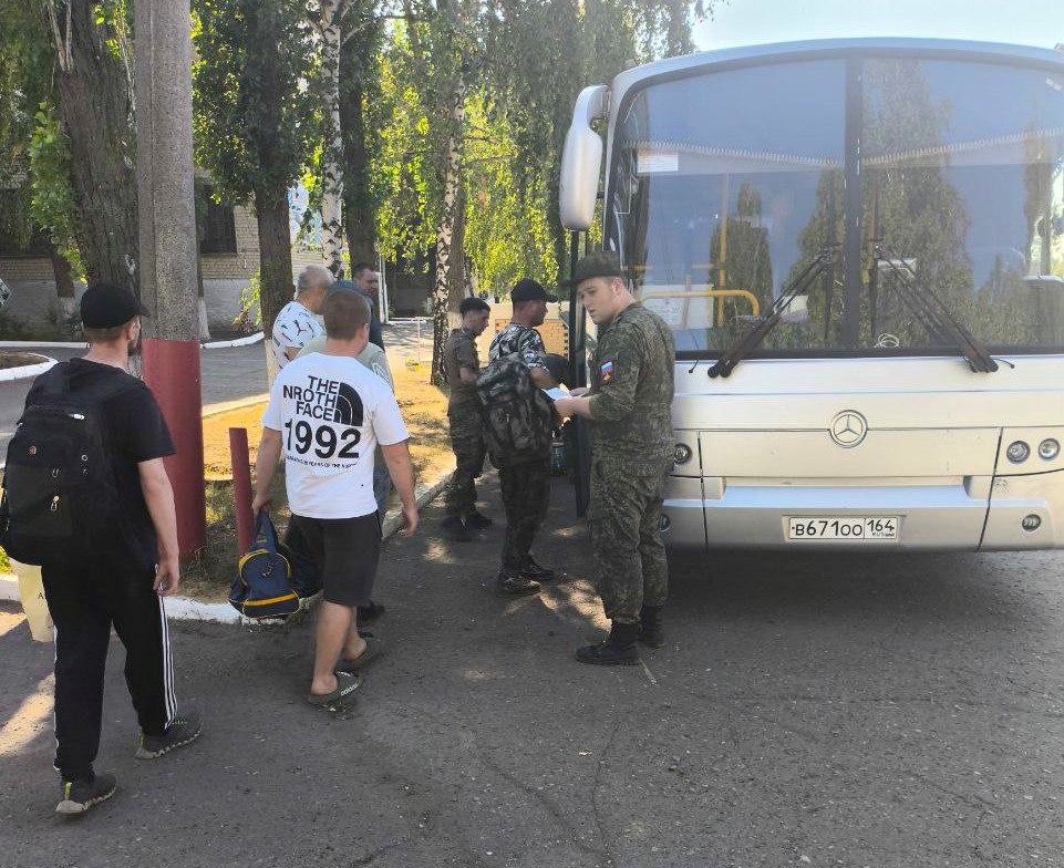 В пункте отбора отметили желание саратовцев служить по контракту.