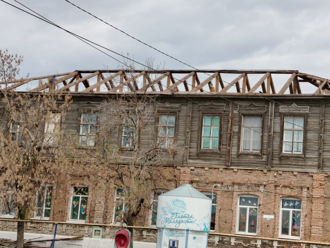 Ведётся активная работа по обновлению кровли в детском саду села Бобровка Марксовского района..