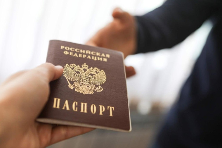 Глава областного ГУ МВД помог иностранному контрактнику стать гражданином РФ. Глава областного ГУ МВД помог иностранному контрактнику стать гражданином РФ.