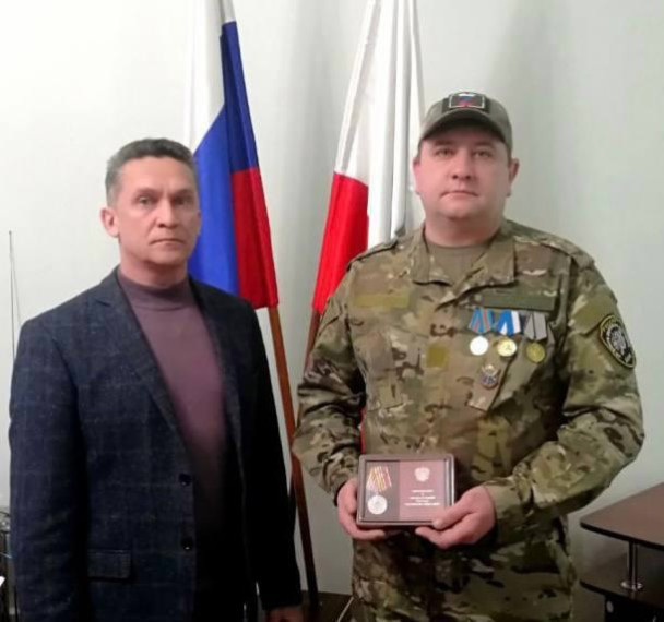 Участника СВО из Саратовской области наградили за храбрость. Участника СВО из Саратовской области наградили за храбрость.