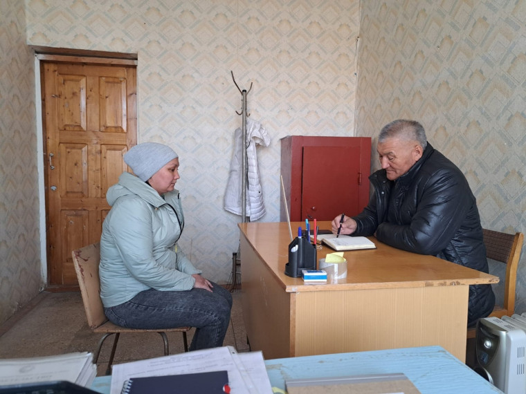 Сегодня глава Приволжского МО ДжусубалиевТ.Ж. провёл приём граждан по личному вопросу в селе Раскатово.. Сегодня глава Приволжского МО ДжусубалиевТ.Ж. провёл приём граждан по личному вопросу в селе Раскатово..