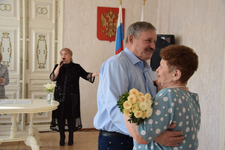Свадебный марш в торжественной обстановке прозвучал в честь Виктора Владимировича и Любови Николаевны Королёвых, отмечающих «Золотую свадьбу». Свадебный марш в торжественной обстановке прозвучал в честь Виктора Владимировича и Любови Николаевны Королёвых, отмечающих «Золотую свадьбу».