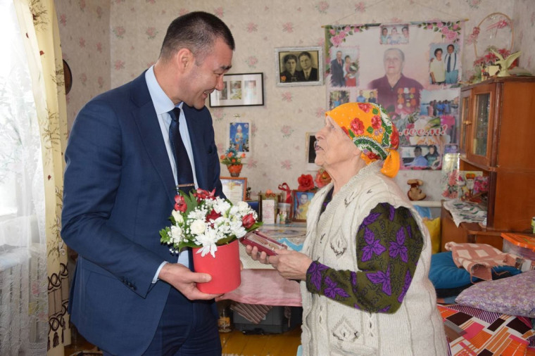 Раиса Степановна Власкина, женщина, чья жизнь - целая эпоха, отражающая силу духа и стойкость нашего народа.. Раиса Степановна Власкина, женщина, чья жизнь - целая эпоха, отражающая силу духа и стойкость нашего народа..