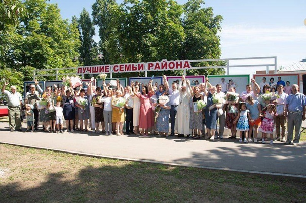 В День семьи, любви и верности в городе Марксе в торжественной обстановке чествовали наших земляков, ставших номинантами обновлённой экспозиции Доски почёта «Лучшие семьи района».. В День семьи, любви и верности в городе Марксе в торжественной обстановке чествовали наших земляков, ставших номинантами обновлённой экспозиции Доски почёта «Лучшие семьи района»..